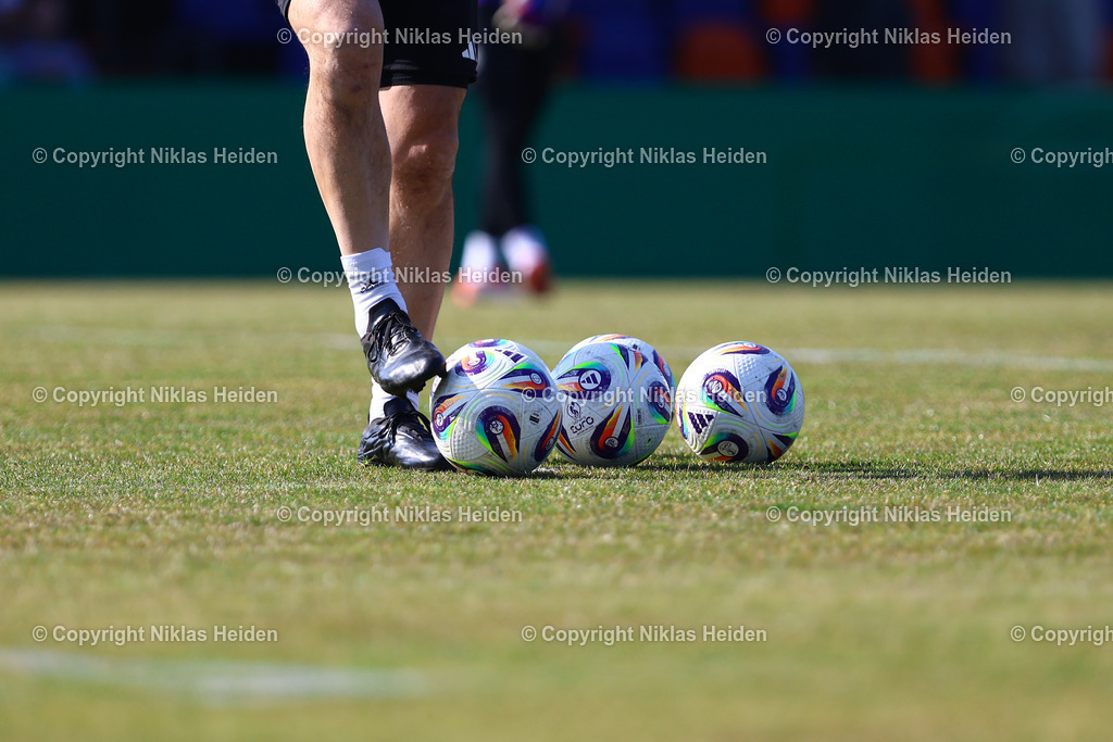 NH_DeutschlandU19_FinnlandU19_UEFAQualifikationsturnier_22032025 | Spielbälle auf einem Rasenplatz.Fußball I Junioren I UEFA-U19-Europameisterschaft I Saison 2024-2025 I Qualifikationsturnier I Deustchland U19 - Finnland U19 I 22.03.2025 I GWG-Stadion Flutmulde