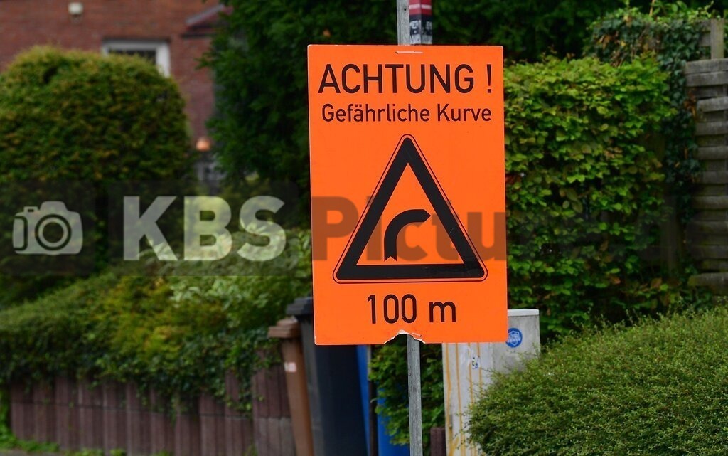 KBS Picture_Cyclassics-Hamburg2023_200823_037 | Cyclassics auf der Hamburger Strasse in Rellingen Hinweisschild ,Bemer Cyclassics Hamburg Radrennen 2023 , Durch Hamburg und Schleswig-Holsten ,UCI-WorldTour-Rennen Profi-Elite Herren ca.200KM , Amateurradfahrer Jedermann Rennen 60KM ,Amateurradfahrer Jedermann Rennen 100KM , - Realisiert mit Pictrs.com