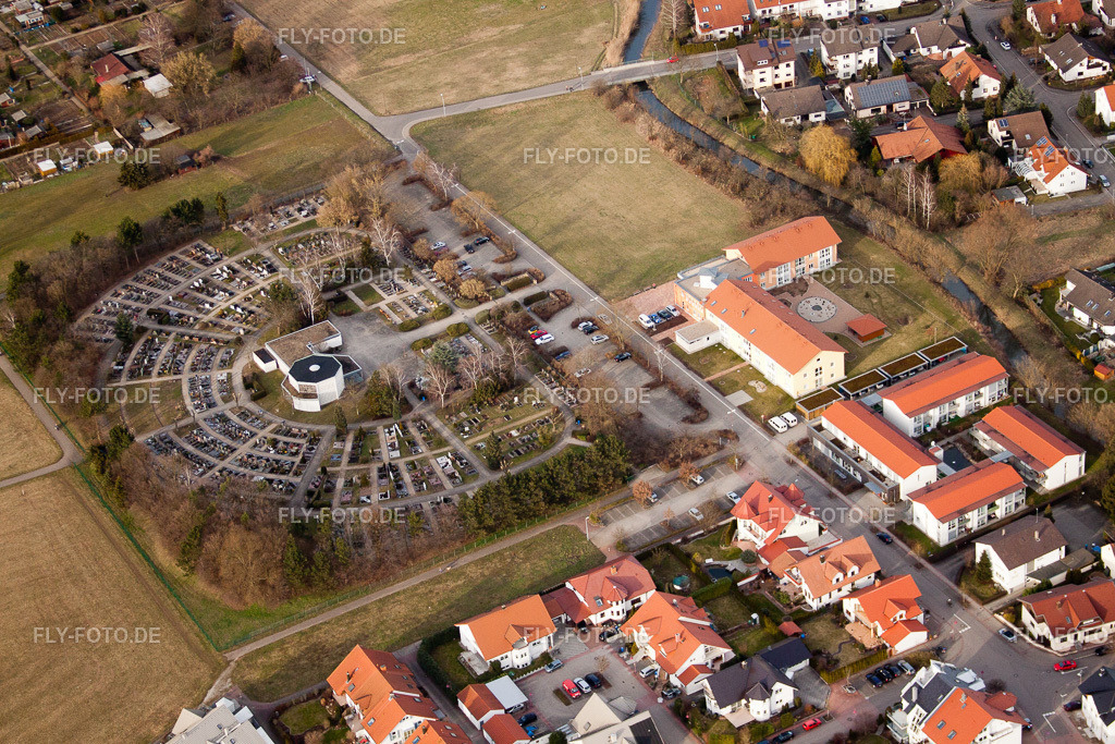 Friedhof | Luftbild: Friedhof im Ortsteil Karlsdorf in Karlsdorf-Neuthard im Bundesland Baden-Württemberg in Deutschland. Foto: IMG_24628.jpg vom 27.02.2010 durch Werner Riehm/FLY-FOTO.de - Realisiert mit Pictrs.com