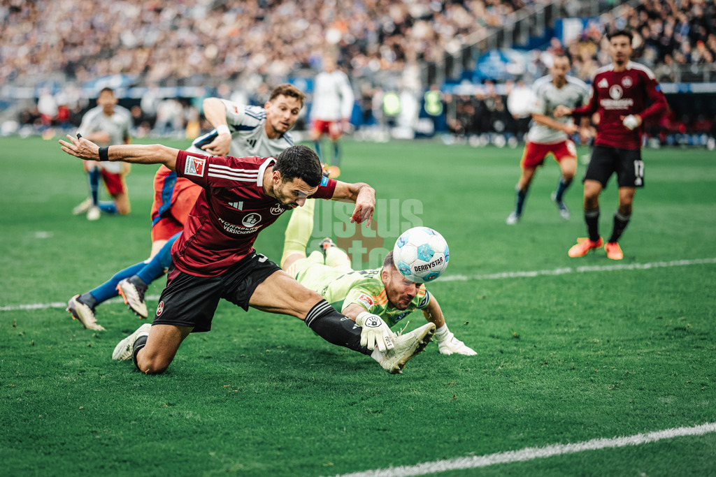 Fußball | Männer | Saison 2024/2025 | 2. Fußball-Bundesliga | 11. Spieltag | Hamburger SV vs. 1. FC Nürnberg | 03.11.2024 | v.l. Mahir Emreli (#30, 1. FC Nürnberg) gegen Daniel Heuer Fernandes (#1, HSV)