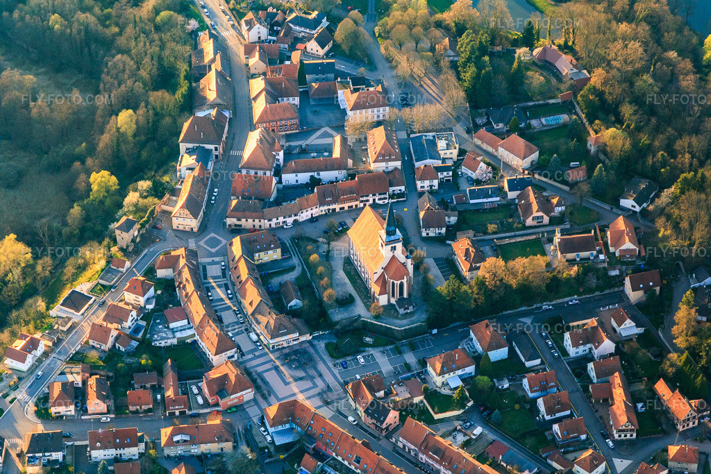 Aerial view: Church of the Trinity Lauterbourg in the district Neulauterburg in Lauterbourg in the state Bas-Rhin, France. – Photo: IMG_097880.jpg taken on 03/27/2017 by Werner Riehm/FLY-FOTO.com – Resolution of the original: 5472 x 3648 px