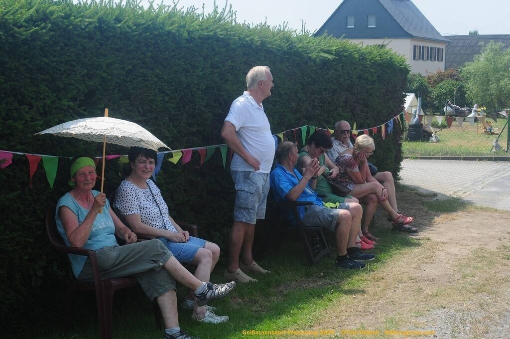 Geißmannsdorf-2026-Festumzug-027 | Festumzug in Geißmannsdorf bei Bischofswerda im Juni 2026. Fotografische Eindrücke und Momentaufnahmen vom Festumzug anläßlich des 800-jährigen Bestehens von Geißmannsdorf - mit Teilnehmern und Gästen, Strohpuppen und geschmückten Vorgärten und Grundstücken - Realisiert mit Pictrs.com
