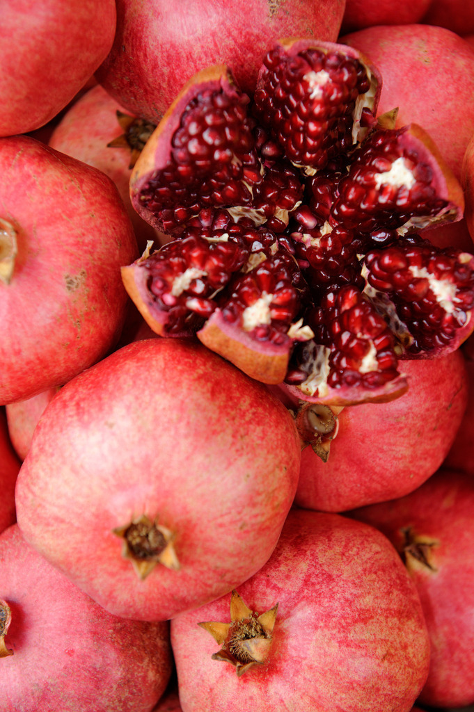 Granatapfel | Wien, Austria - December 03, 2011: Granatapfel. - Realisiert mit Pictrs.com