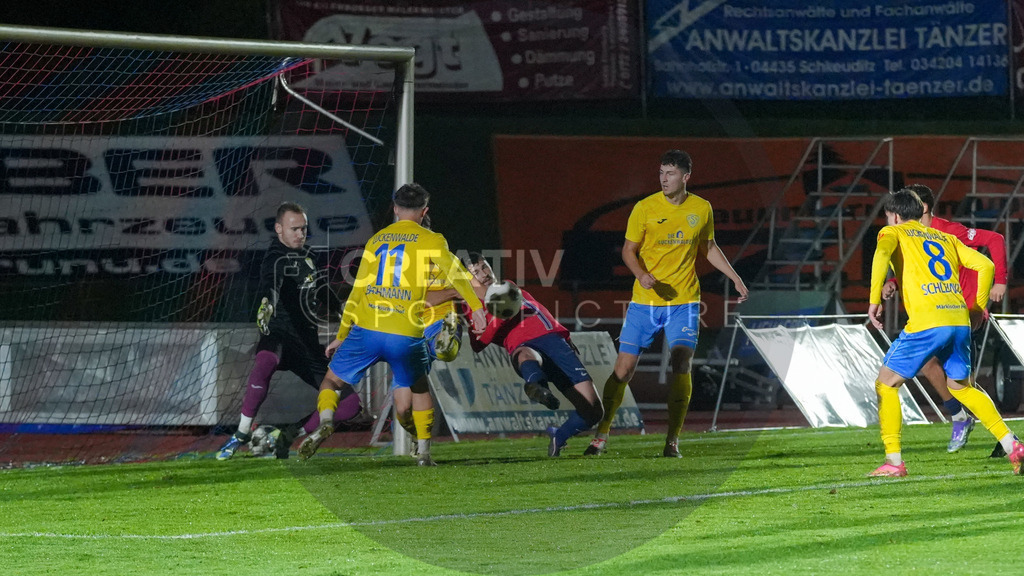 Fußball, Herren, Saison 2025/2026, Regionalliga Nordost, 12. Spieltag, FC Eilenburg vs. FSV 63 Luckenwalde, Freitag 17.10.2025, Ilburgstadion Eilenburg, | Fußball, Herren, Saison 2025/2026, Regionalliga Nordost, 12. Spieltag, FC Eilenburg vs. FSV 63 Luckenwalde, Freitag 17.10.2025, Ilburgstadion Eilenburg, Im Bild: v.l. Florian Palmowski (Luckenwalde), Mike Bachmann (Luckenwalde Corvin kosak (Eilenburg), Quentin Seidel (Luckenwalde) und Tim Schleinitz (Luckenwalde) - Realisiert mit Pictrs.com