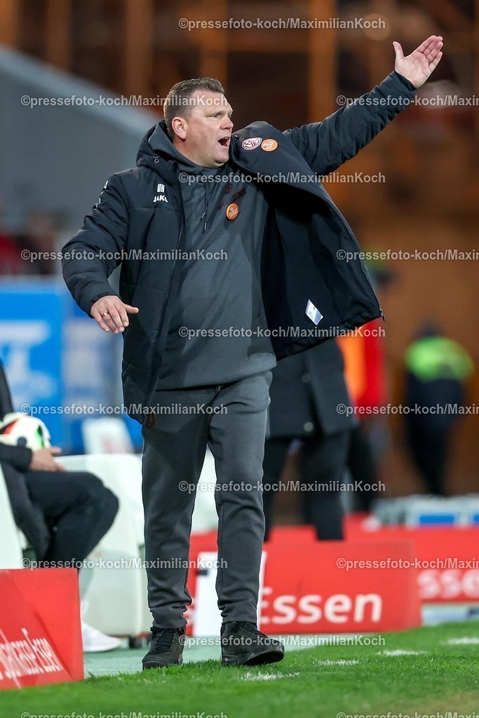 RWE06042501070 | 2025.04.06, Fußball, 3.Liga, Rot-Weiss Essen - FC Hansa Rostock, Stadion Hafenstraße, Saison 2024 2025: Cheftrainer Uwe Koschinat (RWE) gestikulierend am SpielfeldrandDFB regulations prohibit any use of photographs as image sequences and or quasi-video.