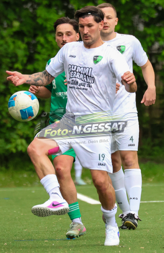 SC Bünde - TuS Tengern | Auf dem Bild zu sehen: weiß SC Bünde: Andrej Gorr ; grün TuS Tengern: Semih Yilmaz SC Bünde, TuS Tengern, Saison 25/26, Bezirksliga, Hunnebrock, Deutschland - Realisiert mit Pictrs.com