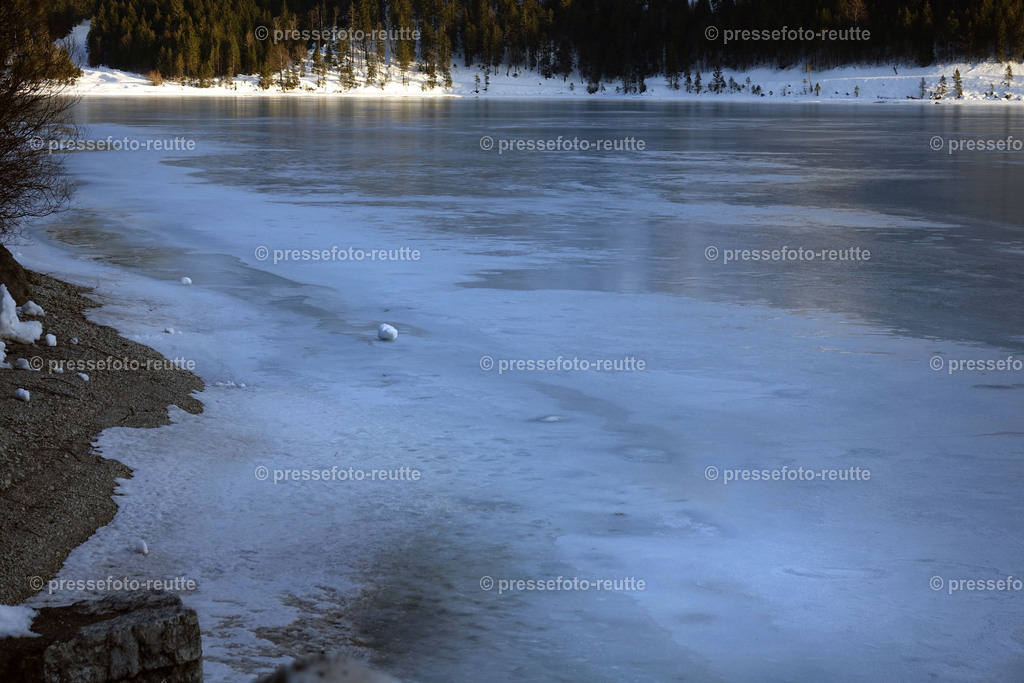 welltvi-Plansee-Eisflaeche-DSC05372 | Info aus dem Bezirk Reutte/Ausserfern Tirol sowie eine umfangreiche Bilddatenbank über die gesamte Region: Lechtal, Talkessel Reutte, Tannheimertal, Zwischentoren. Lech, Plansee, Zugspitze, Grenztunnel, B179, Fernpassstraße, Verkehr, Lawinen, Tradition, - Realisiert mit Pictrs.com