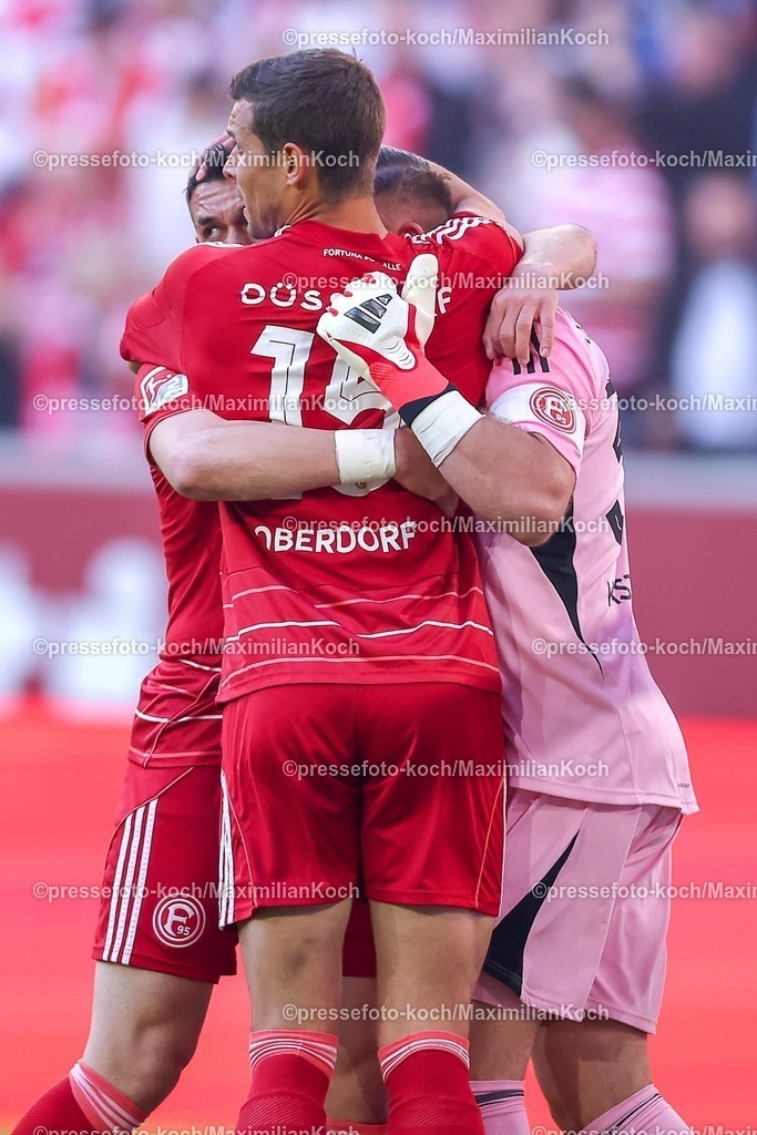 F9524042601023 | 24.04.2026, Fußball, Fortuna Düsseldorf - SC Dynamo Dresden, 2. Fußball Bundesliga, Herren, Merkur Spiel-Arena, 31. Spieltag, Saison 2025 2026: Torjubel nach dem Tor zum 1:0  durch Torschütze Cedric Itten&nbsp;(Fortuna Düsseldorf #13)   - im Bild Torwart Florian Kastenmeier&nbsp;(Fortuna Düsseldorf #33) Tim Oberdorf&nbsp;(Fortuna Düsseldorf #15)  mit   DFB regulations prohibit any use of photographs as image sequences and or quasi-video.