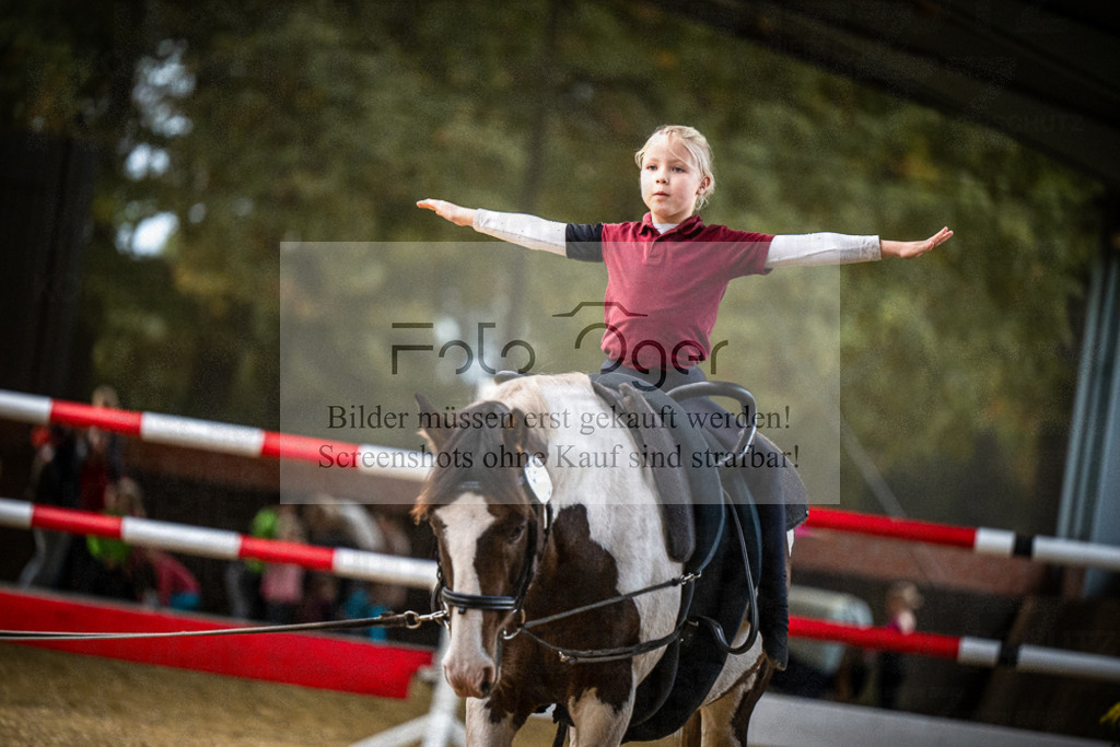 DOS_0103 | Entdecke hochwertige Reitturnierfotos von Foto Oger. Professionell, emotional und authentisch – jetzt Lieblingsmomente im Shop bestellen.Deutschlandweite Turnierfotografie. - Realisiert mit Pictrs.com