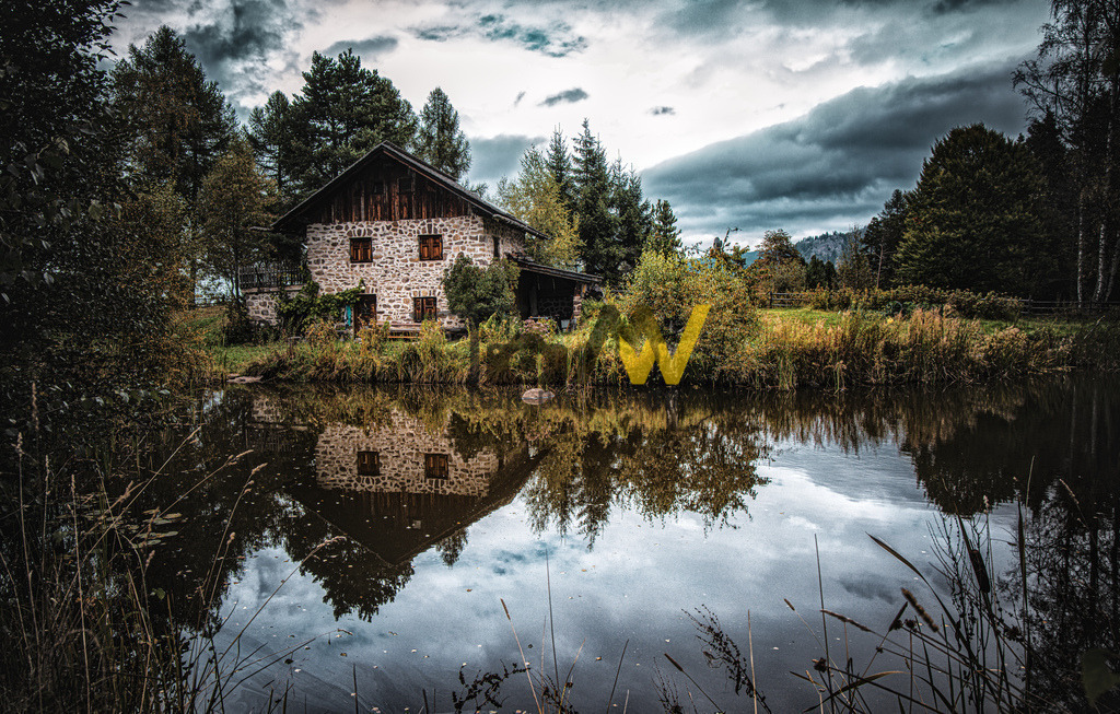 Eine einsame Hütte an einem See in Truden----Südtirol | Hochauflösende und hochwertige Bilder und Fotos.Kommerzielle oder private Nutzung ✔ Bilder downloaden✔ Acryl ✔ Leinwand ✔ Poster ✔
 - Realisiert mit Pictrs.com