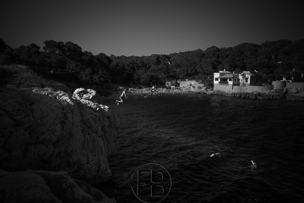 Die Mutprobe | Eine Momentaufnahme an den Klippen vor der Bucht Cala Gat. Mutproben verbinden. - Realisiert mit Pictrs.com