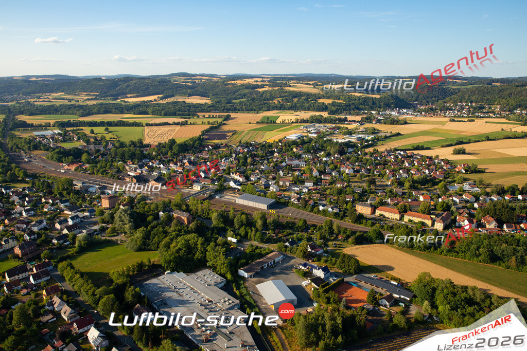 Das Luftbild zeigt :  Neuenmarkt - Die Luftaufnahme wurde 2023 vom UL-Flugzeug aus erstellt ( keine Drohne ) - Hochauflösende Luftaufnahme - Für grossformatige Ausdrucke geeignet. Die Geschenkidee !Mit Lizenz und Bildrechte bestellbar