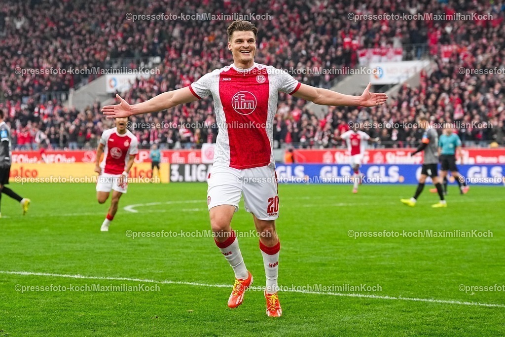 xYDRx20122501028 | 20.12.2025, xydrx, Fußball, 3.Liga, Rot-Weiss Essen - SSV Ulm 1846, Saison 2025 2026, Stadion an der Hafenstraße: Torjubel nach dem Tor zum 1:0 für Rot-Weiss Essen durch Torschütze Marek Janssen (Rot-Weiss Essen #20)   DFB regulations prohibit any use of photographs as image sequences and or quasi-video.Photo: xYannisxDreimannxPressefotoKochx