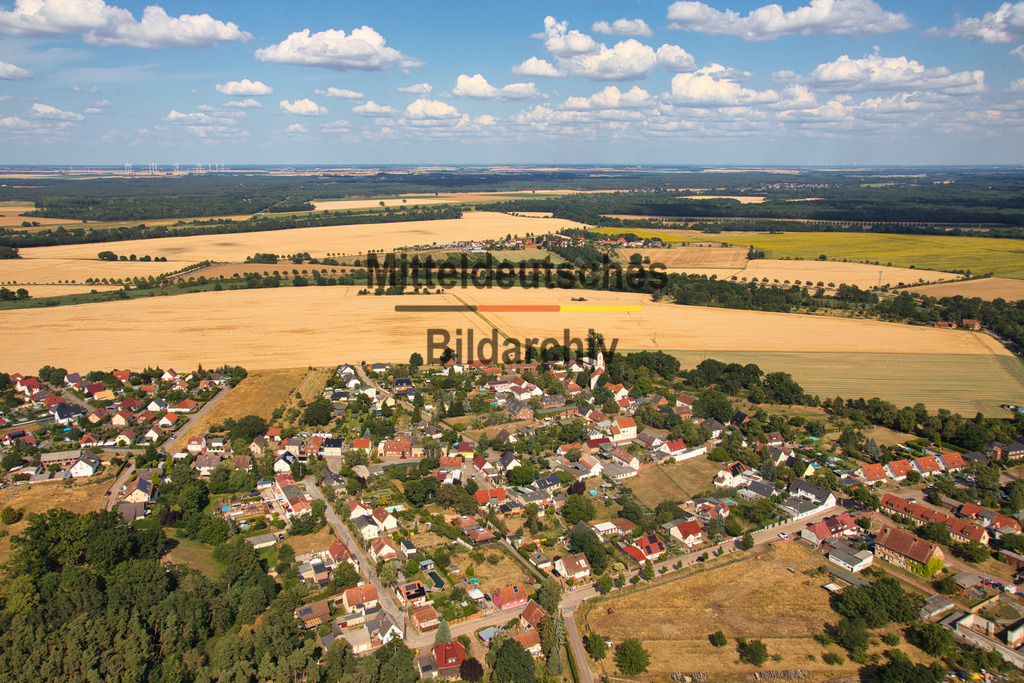 Randau-Calenberge-Magdeburg-Luftbild_1771 | Die Luftaufnahmen zeigen Randau-Calenberge aus unterschiedlichen Perspektiven. Sichtbar werden die weite Elbauenlandschaft mit ihren mäanderförmig verlaufenden Baumreihen, das Schloss Randau sowie das Slawendorf. Tragschrauber- und Drohnenaufnahmen dokumentieren den Ortsteil der Landeshauptstadt Magdeburg aus einer außergewöhnlichen Perspektive. - Realisiert mit Pictrs.com