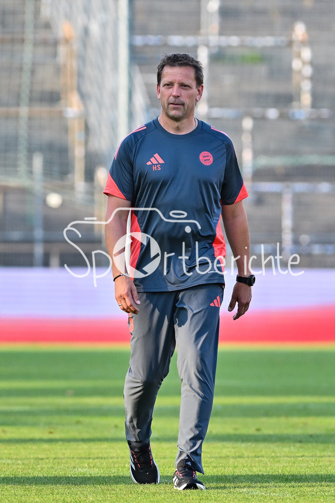 SpVgg Unterhaching - FC Bayern Amateure | im Bild Holger SEITZ Cheftrainer FC Bayern München II vor der Partie / Einzelfoto / Freisteller / Regionalliga Bayern: SpVgg Unterhaching - FC Bayern München II; Uhlsport Park am 15.08.2025