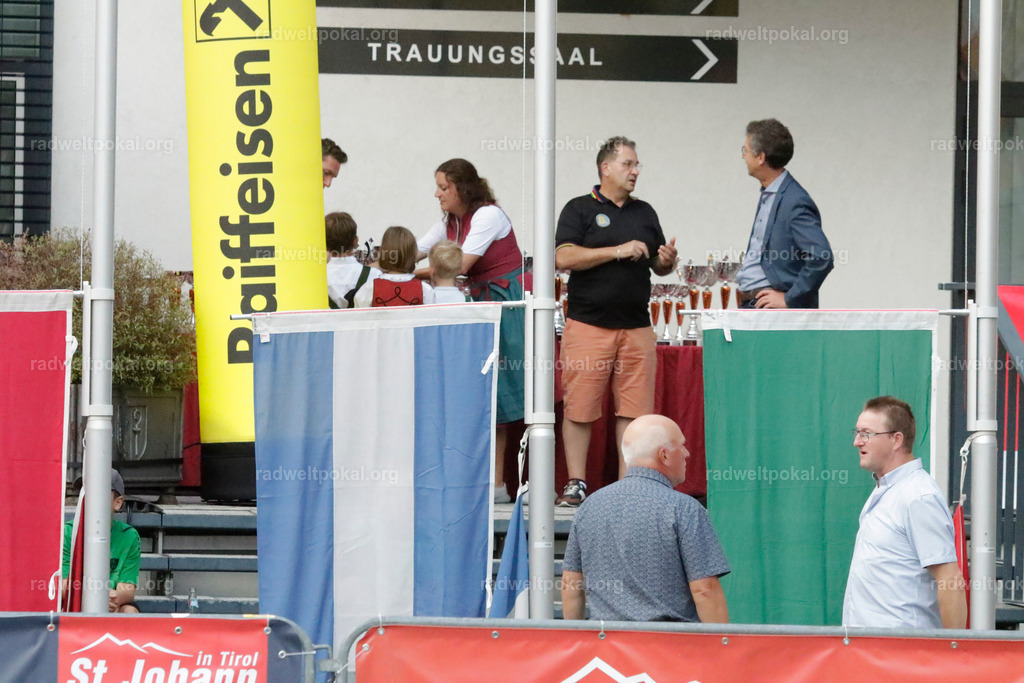 1413_20230817_Bewerb_Maenner_Muehlanger | AUT - OESTERREICH, 2023-08-16: SPORT RENNRAD-FAHREN - 55. INTERNATIONALER RADWELTPOKAL IN ST. JOHANN IN TIROL  - Vintage-Radrennen mit WM-Bronze-Medaillen-Siegerin Christina Schweinberger, den Teilnehmer und Alexander Baumann (vom Orginastions-Team) - TAG 2 BEWERB MAENNER IN SECHS GRUPPEN  ; Foto: Roland Muehlanger