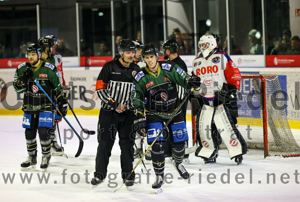 2023-01-22_112_Eishockey_TSV_Erding_gegen_ESC_Dorfen | Erding, Deutschland, 22.01.2023:
Eishockey, Bayernliga 2022 / 2023, 29. Spieltag, TSV Erding gegen ESC Dorfen, Endergebnis: 6:2

Mark Waldhausen (Erding Gladiators, #27)

Foto: Christian Riedel / fotografie-riedel.net