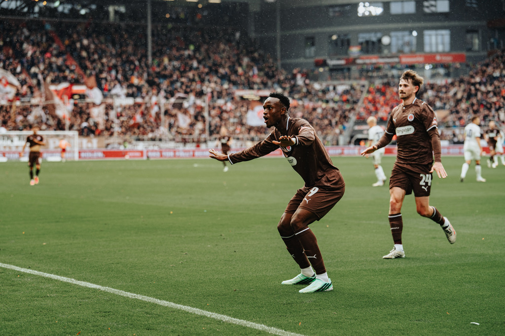 HEN04739 | Der offizielle Shop für FC St. Pauli Fotos. Wähle aus Spielszenen & Fanmomenten dein FCSP Wunschformat. Wir liefern Millerntor-Atmosphäre.