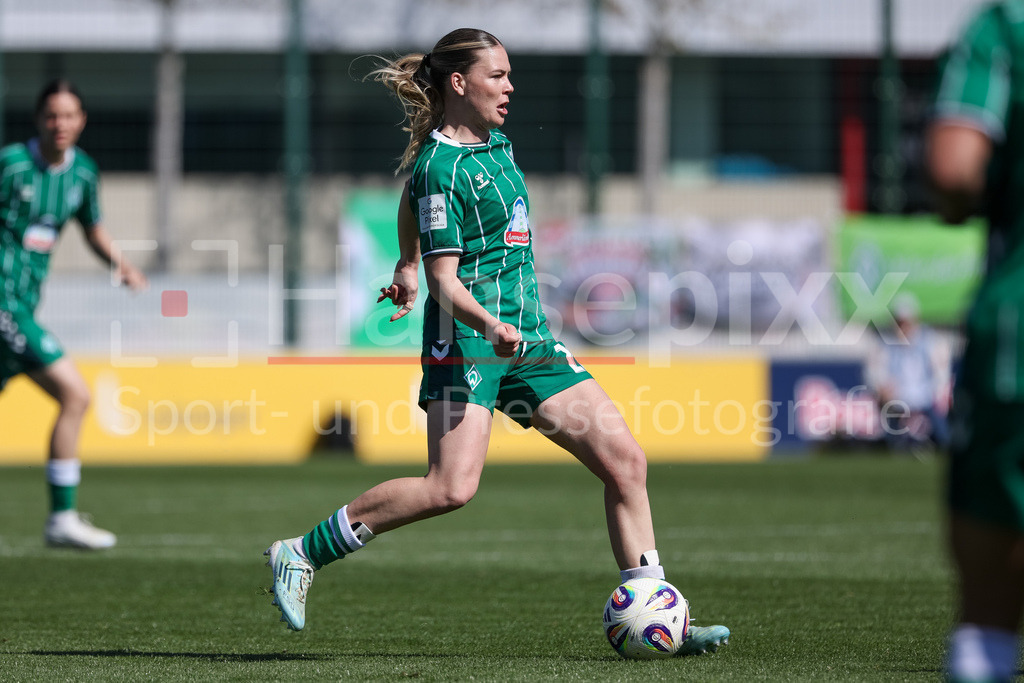Fussball, Google Pixel Frauen-Bundesliga, RB Leipzig - SV Werder Bremen | Juliane Wirtz (SV Werder Bremen, 28) am Ball, Einzelbild, Ganzkörper, Aktion, Action, Spielszene, DIE DFB-RICHTLINIEN UNTERSAGEN JEGLICHE NUTZUNG VON FOTOS ALS SEQUENZBILDER UND/ODER VIDEOÄHNLICHE FOTOSTRECKEN. DFB REGULATIONS PROHIBIT ANY USE OF PHOTOGRAPHS AS IMAGE SEQUENCES AND/OR QUASI-VIDEO.