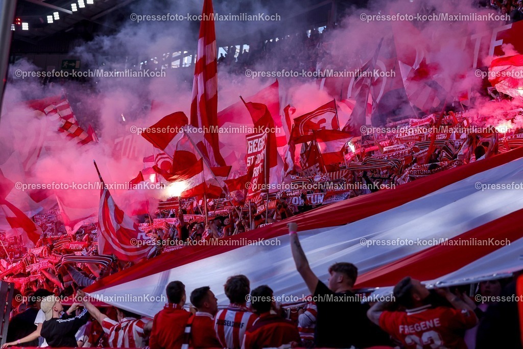 F9524042601018 | 24.04.2026, Fußball, Fortuna Düsseldorf - SC Dynamo Dresden, 2. Fußball Bundesliga, Herren, Merkur Spiel-Arena, 31. Spieltag, Saison 2025 2026: Choreografie Choreo Choreography vor dem Spiel auf der Tribüne  Pyrotechnik, Pyro Bengalisches Feuer Bengalos  DFB regulations prohibit any use of photographs as image sequences and or quasi-video.