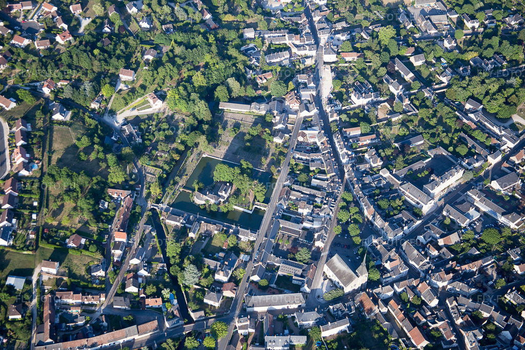 Vue aérienne: Vue de la ville à Onzain dans le département Loir et Cher, France. Photo: IMG_081203.jpg prise le 19/06/2015 par Werner Riehm/FLY-FOTO.eu – Résolution de l'original: 5472 x 3648 px