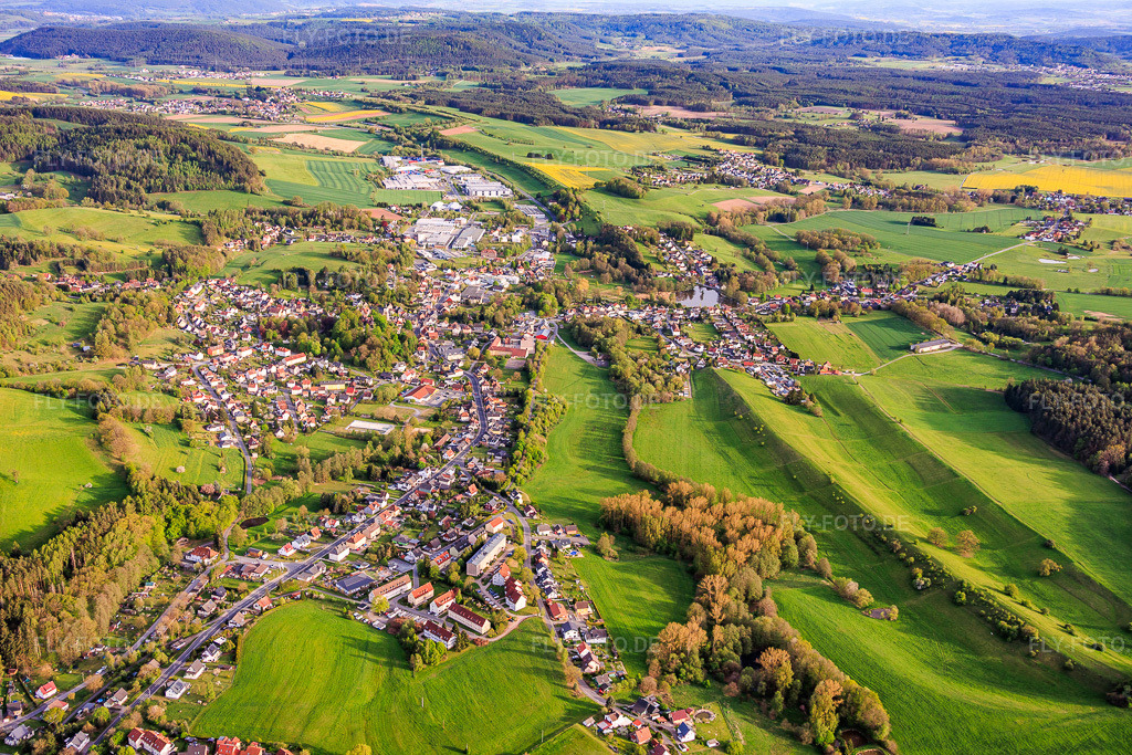 Luftbild: Ortsansicht aus Norden im Ortsteil Neuhaus in Föritztal im Bundesland Thüringen in Deutschland.Foto: IMG_155906.jpg vom 02.05.2026 durch Werner Riehm/FLY-FOTO.deAuflösung des Originals: 6000 x 4000 px