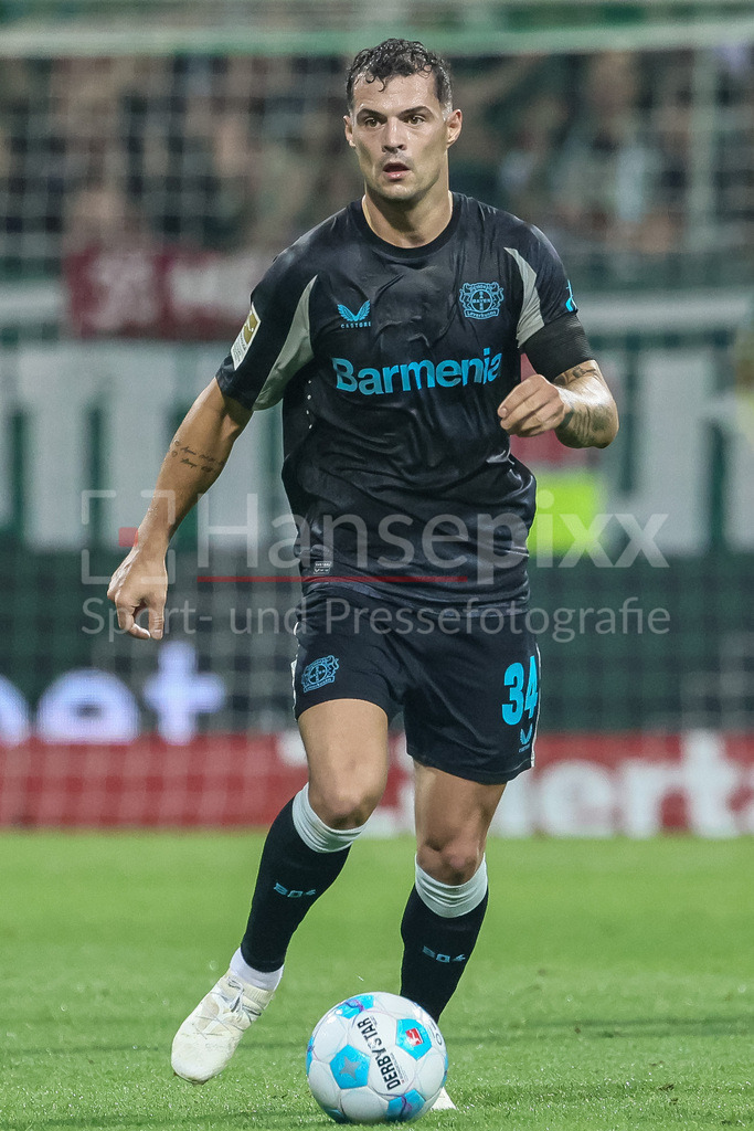 Fussball, Bundesliga, SV Werder Bremen - Bayer 04 Leverkusen | v.li.: Granit Xhaka (Bayer 04 Leverkusen, 34) am Ball, Freisteller, Einzelbild, Ganzkörper, Aktion, Action, Spielszene, DIE DFL-RICHTLINIEN UNTERSAGEN JEGLICHE NUTZUNG VON FOTOS ALS SEQUENZBILDER UND/ODER VIDEOÄHNLICHE FOTOSTRECKEN. DFL REGULATIONS PROHIBIT ANY USE OF PHOTOGRAPHS AS IMAGE SEQUENCES AND/OR QUASI-VIDEO.
