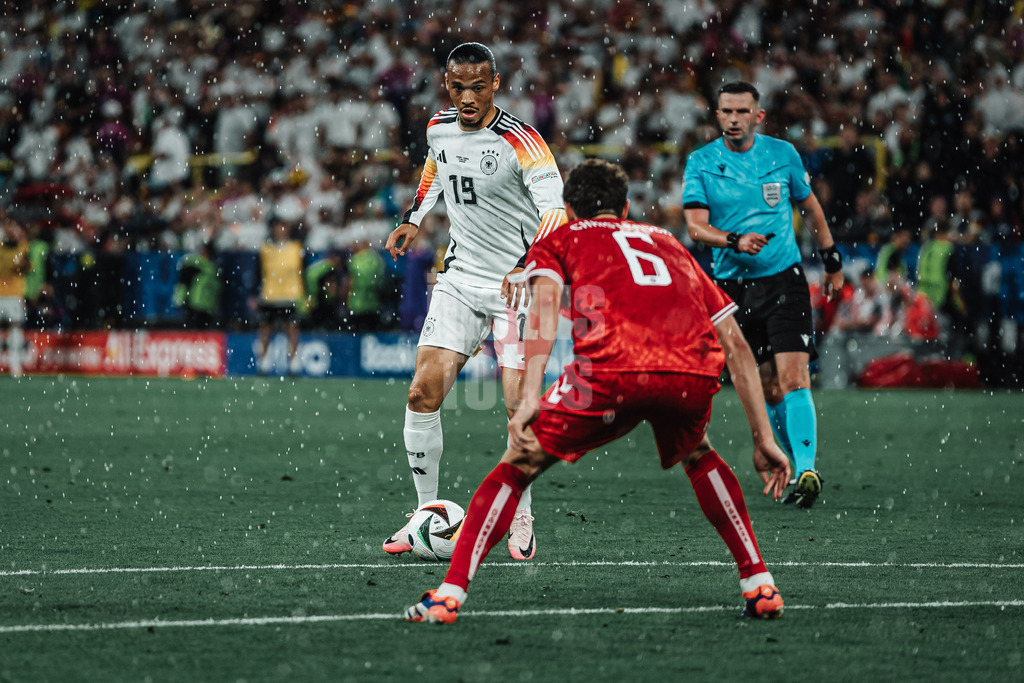 Fußball | Herren | UEFA-Fußball-Europameisterschaft 2024 | Achtelfinale | Deutschland vs. Dänemark | 29.06.2024 | Leroy Sane (#19, Deutschland) im Regen