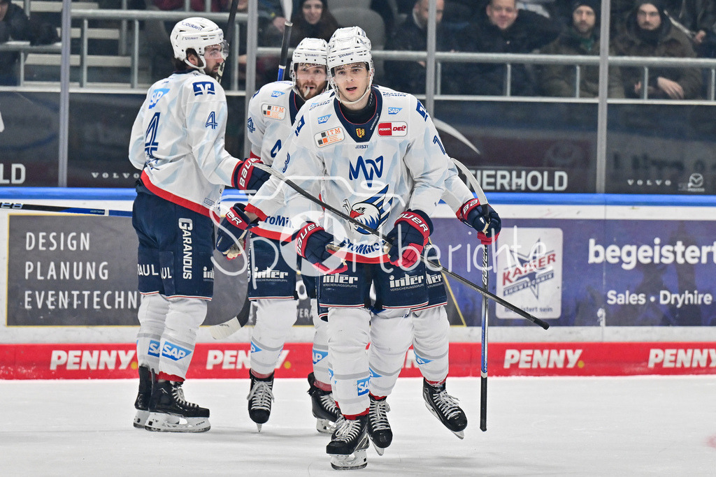 Augsburger Panther - Adler Mannheim | Jubel der Gaeste nach dem Treffer zum 0-1 durch Stefan LOIBL (Adler Mannheim 13) / Freude / Happy / Tor / Torschuezte