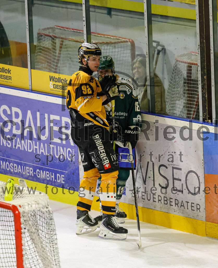 2026-02-27_058_TSV_Erding_gegen_EV_Fuessen | Erding, Deutschland, 27.02.2026:Eishockey, Oberliga Süd 2025 / 2026, 51. Spieltag, TSV Erding gegen EV Füssen, Endergebnis: 2:4Henry Homann (EV Füssen, #92), Luis Scheibengraber (Erding Gladiators, #18)Foto: Christian Riedel / fotografie-riedel.net