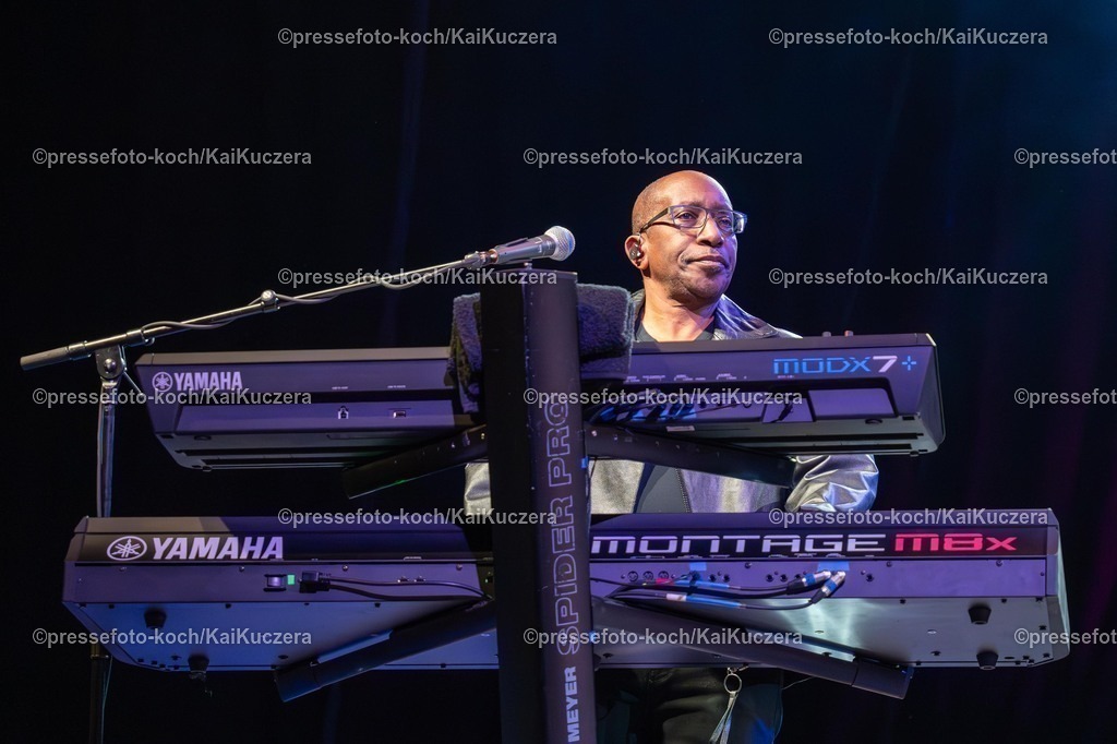 xKKU20022502019 | 20.02.2025, xkkux, Düsseldorf, Die Band TOTO performt bei ihrer The Dogz of Oz World Tour 2025 in der Mitsubishi Electric HALLE. Im Bild Greg Phillinganes