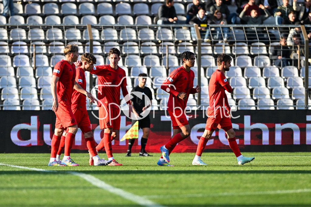 FC Bayern Amateure - Türkgücü München | Jubel der Bayern Amateure nach dem Treffer zum 1-0 durch Maximilian WAGNER (FC Bayern München II #11) / Tor / Torschuetze / Freude / Happy / Regionalliga Bayern: FC Bayern Muenchen II - Tuerkguecue Muenchen, Gruenwalder Stadion am 09.05.2025
