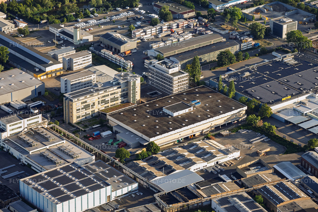 Luftbild: transmed Transport GmbH Niederlassung Mannheim und PHOENIX Pharma SE im Ortsteil Neckarau in Mannheim im Bundesland Baden-Württemberg in Deutschland. – Foto: IMG_157137.jpg vom 18.06.2026 durch Werner Riehm/FLY-FOTO.de – Auflösung des Originals: 5586 x 3724 px – transmed – PHOENIX group