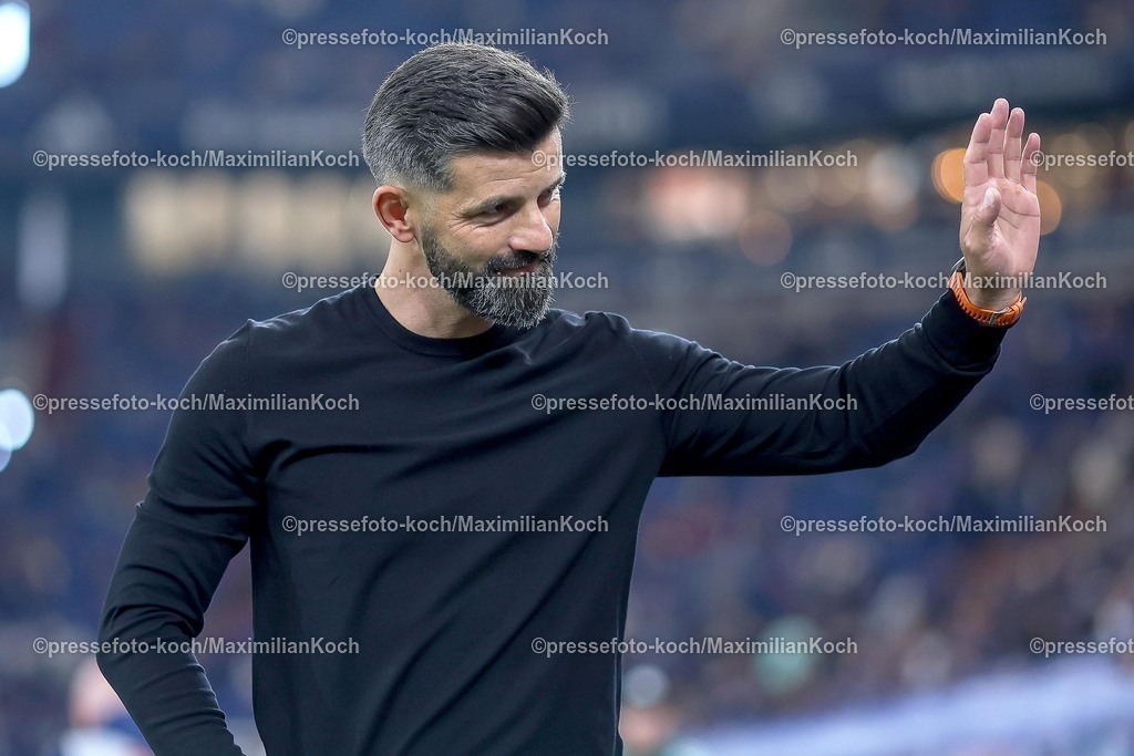 S0413092501023 | 13.09.2025, Fußball, FC Schalke 04 - Holstein Kiel, 5.Spieltag, 2. Fußball Bundesliga, Veltins-Arena Gelsenkirchen, Saison 2025 2026: Cheftrainer Miron Muslic (Schalke04) DFB regulations prohibit any use of photographs as image sequences and or quasi-video.