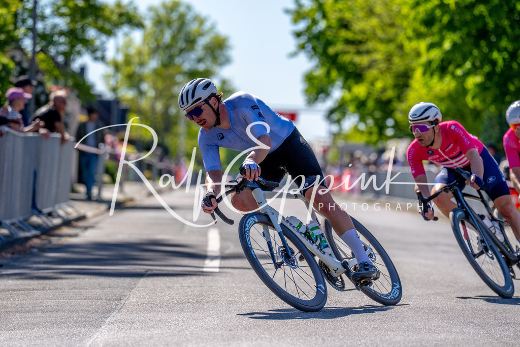Spurt in den Mai 2026 - Großer Preis der Sparkasse Neuss | Annual one-day road cycling race "Großer Preis der Sparkasse Neuss" held in Büttgen, Germany, organized by VfR Büttgen 1912 e.V. The event features multiple races across all age categories from U11 youth to Elite men. - Realisiert mit Pictrs.com
