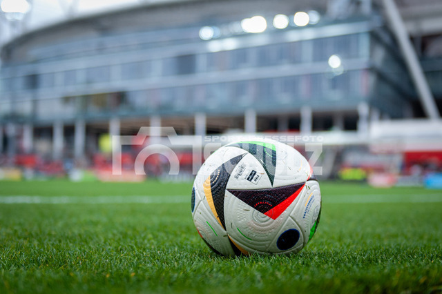 20241007NSZ_1532 | Spielball der Google Pixel Frauen-Bundesliga im Ulrich-Haberland-Stadion. DEU, Leverkusen, 07.10.2024 Fußball, Frauen, Google Pixel Frauen-Bundesliga, Saison 2024/2025, 5. Spieltag, Bayer 04 Leverkusen - FC Carl Zeiss JenaDIE DFB-RICHTLINIEN UNTERSAGEN JEGLICHE NUTZUNG VON FOTOS ALS SEQUENZBILDER UND/ODER VIDEOÄHNLICHE FOTOSTRECKEN - Realisiert mit Pictrs.com