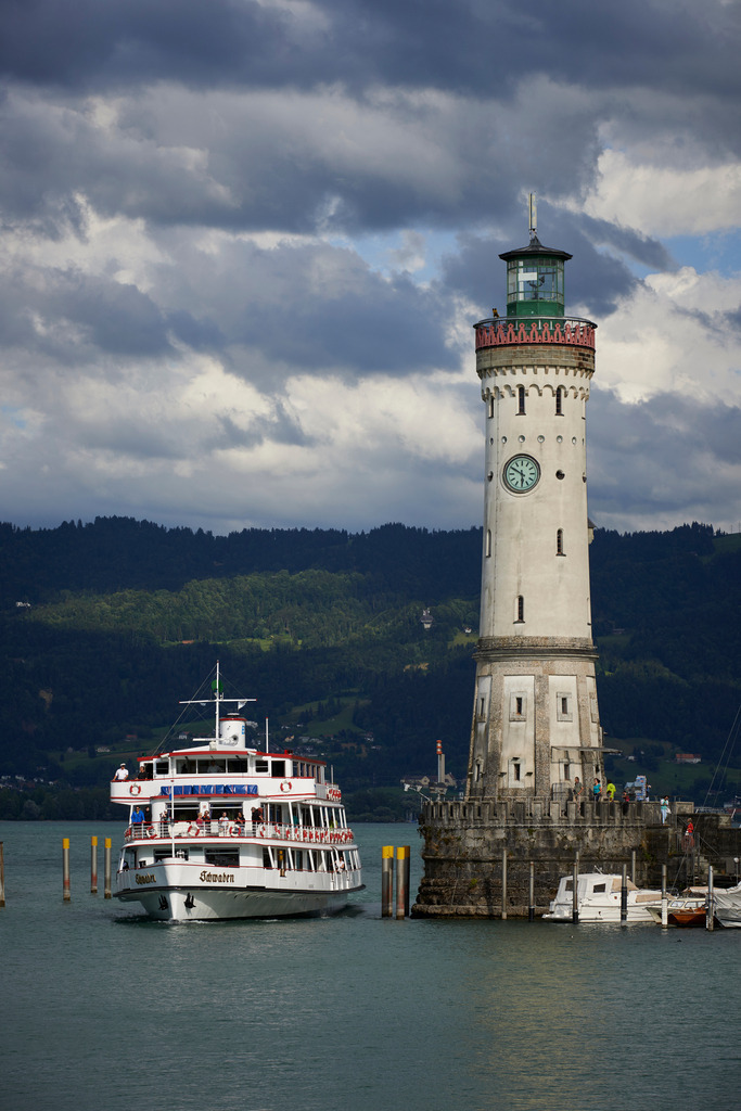 Hafeneinfahrt mit MS Schwaben | Lindau, Deutschland - July 27, 2015: Hafeneinfahrt mit MS Schwaben und Leuchtturm. - Realisiert mit Pictrs.com