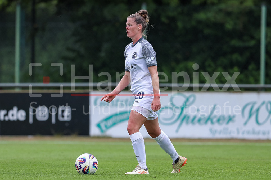 Fussball, Testspiel Frauen, SV Meppen - VfL Bochum | Chantal Schouwstra (SV Meppen, 20) am Ball, Freisteller, Einzelbild, Ganzkörper, Aktion, Action, Spielszene