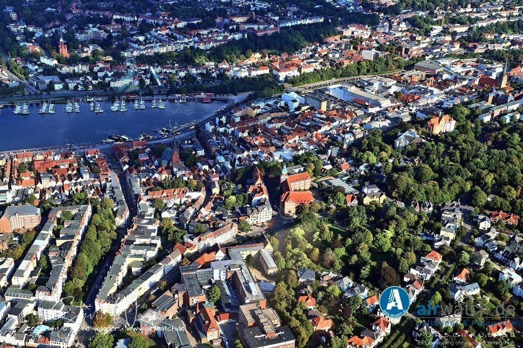 Luftbild Flensburg Duborg - Norderhofenden und die Toosbüystraße | Die Norderhofenden und die Toosbüystraße sind zentrale Straßen in der Altstadt von Flensburg, beide geprägt von historischer Architektur und städtebaulicher Sanierung. Die Norderhofenden beherbergt unter anderem die Polizeidirektion Flensburg im ehemaligen „Flensburger Hof“ und diverse Geschäfte, während die Toosbüystraße ein belebter Abschnitt mit Restaurants und Dienstleistungen ist. Beide liegen im sanierten Bereich der nördlichen Altstadt und sind fußgängerfreundlich gestaltet.
