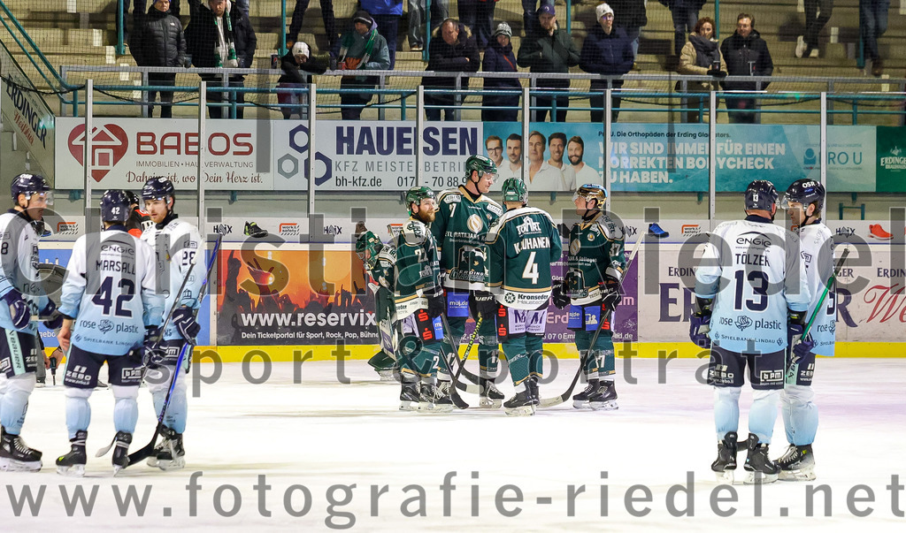2026-01-06_139_TSV_Erding_gegen_EV_Lindau_Islanders | Erding, Deutschland, 06.01.2026:Eishockey, Oberliga Süd 2025 / 2026, 35. Spieltag, TSV Erding gegen EV Lindau Islanders, Endergebnis: 2:5Grady Hobbs (Erding Gladiators, #22), Elia Ostwald (Erding Gladiators, #17), Jesse Kauhanen (Erding Gladiators, #4), Thomas Matheson (Erding Gladiators, #37), Steffen Tölzer (EV Lindau Islanders, #13)Foto: Christian Riedel / fotografie-riedel.net
