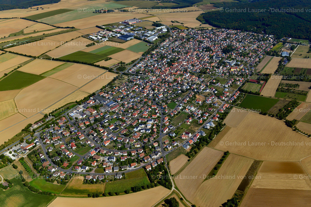 3650567 | WALDBüTTELBRUNN 13.09.2016 Stadtgebiet mit Außenbezirken und Innenstadtbereich am Rand von landwirtschaftlichen Feldern und Ackerflächen in Waldbüttelbrunn im Bundesland Bayern, Deutschland // Urban area with outskirts and inner city area on the edge of agricultural fields and arable land in Waldbüttelbrunn in the state Bavaria, Germany Foto: Gerhard Launer