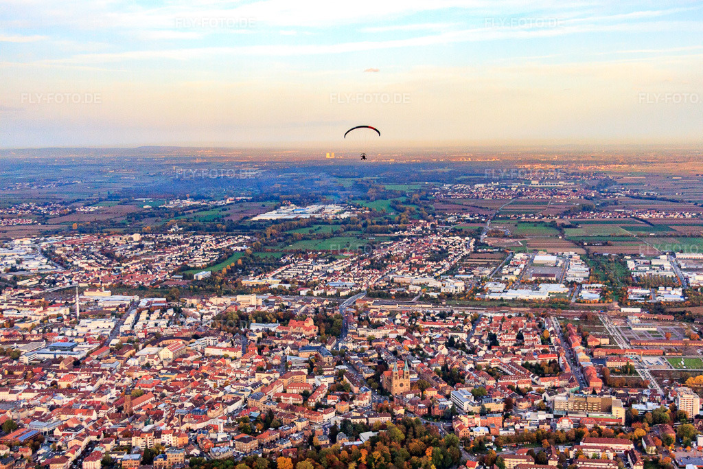 Luftbild: Paraglider über der Stadt in Landau in der Pfalz im Bundesland Rheinland-Pfalz in Deutschland. Foto: IMG_60360.jpg vom 22.10.2013 durch Werner Riehm/FLY-FOTO.deAuflösung des Originals: 4752 x 3168 px
