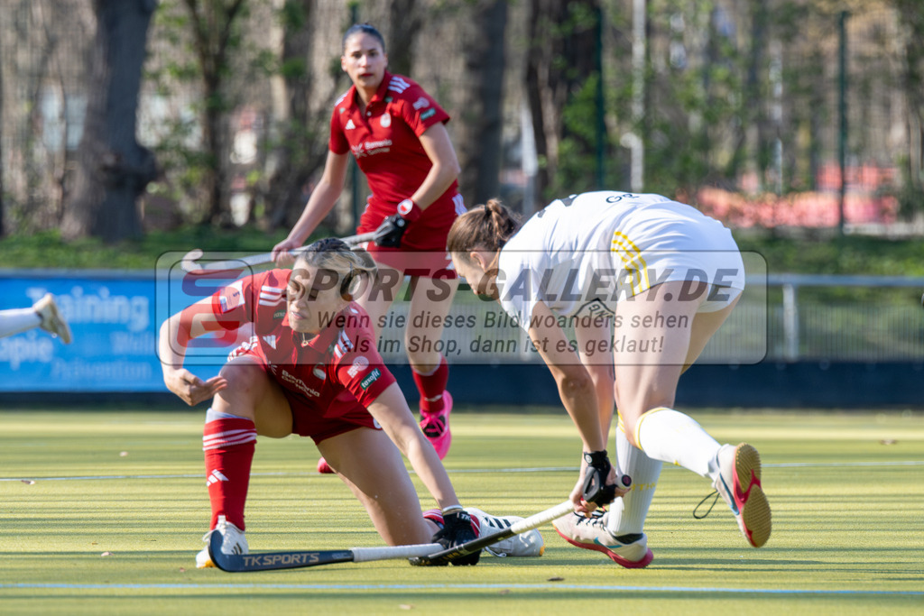 SFE_20260322_0076 | Köln, Deutschland, 22.03.26: Feldhockey 1. Bundesliga Damen zwischen Rot-Weiss Köln - Harvestehuder HTC im REWE Sportpark am 22.03.2026 in Köln, Deutschland. (Foto von Stephan Fehrmann)Köln, Germany, 22.03.26: Feldhockey 1. Bundesliga Damen between Rot-Weiss Köln - Harvestehuder HTC in REWE Sportpark at 22.03.2026 in Köln, Deutschland. (Foto from Stephan Fehrmann)