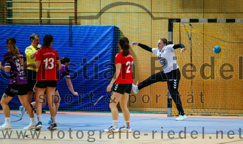 2023-11-04_090_SpVgg_Altenerding_gegen_TV_Altoetting | Erding, Deutschland, 04.11.2023:
Handball, Bezirksoberliga Frauen Altbayern 2023 / 2024, 6. Spieltag, SpVgg Altenerding gegen TV Altötting, Endergebnis: 28:26

Stefanie Koller (TV Altötting, #13), Eva Taubeneder (TV Altötting, #21), Juliane Grimme (TV Altötting, #22)

Foto: Christian Riedel / fotografie-riedel.net