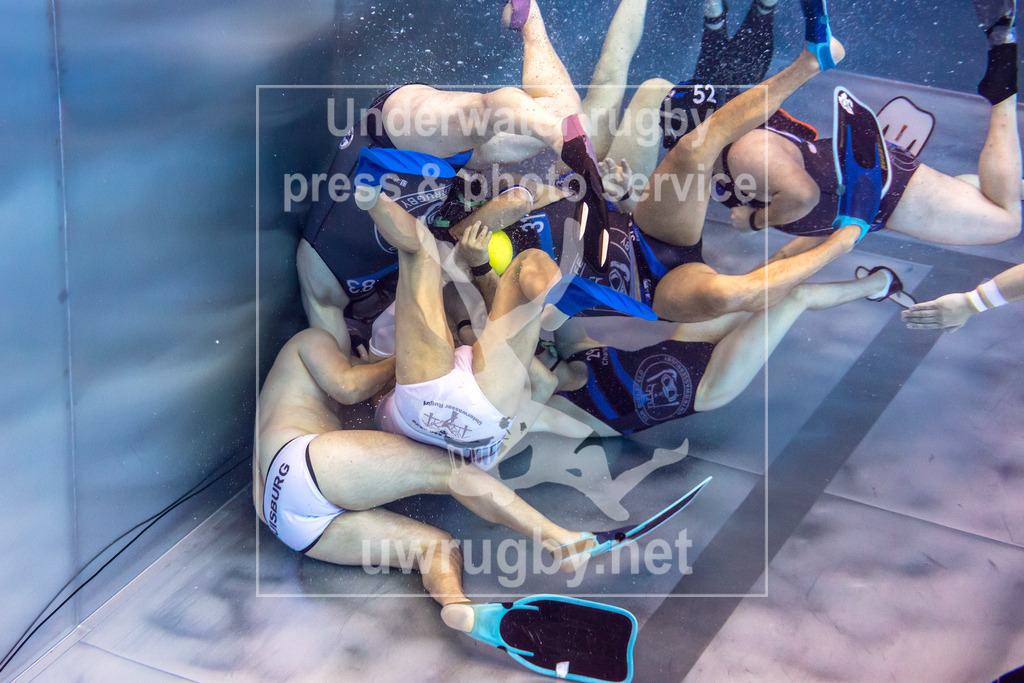 Deutsche Meisterschaft 2024 in Unterwasser-Rugby | DSSC Duisburg in weiß gegen die Spielgemeinschaft Bielefeld / Paderborn in blau. - Realisiert mit Pictrs.com