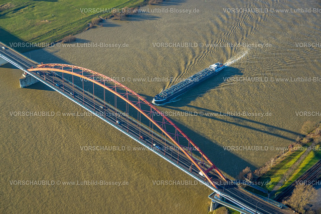 Duisburg241202136 | Luftbild, rote Brücke der Solidarität über den Fluss Rhein, Tankerschiff Binnenschifffahrt, Hochfeld, Duisburg, Ruhrgebiet, Nordrhein-Westfalen, Deutschland