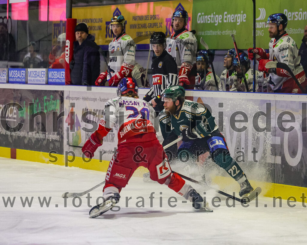 2026-01-18_064_TSV_Erding_gegen_Selber_Woelfe | Erding, Deutschland, 18.01.2026:Eishockey, Oberliga Süd 2025 / 2026, 38. Spieltag, TSV Erding gegen Selber Wölfe, Endergebnis: 2:3 n.V.Kende Kassay-Kezi (Selber Wölfe, #20), Grady Hobbs (Erding Gladiators, #22)Foto: Christian Riedel / fotografie-riedel.net