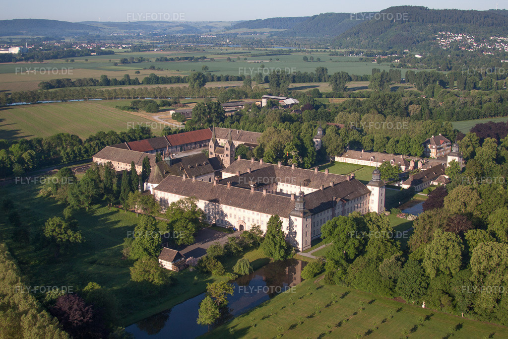 Luftbild: Burganlage des Schloß Corvey. Seit 2014 ist Corvey als UNESCO - Weltkulturerbe eingetragen in Höxter im Bundesland Nordrhein-Westfalen in Deutschland. Foto: IMG_65559.jpg vom 25.05.2014 durch Werner Riehm/FLY-FOTO.de