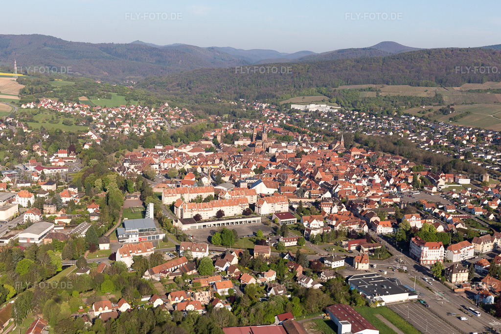 Luftbild: Caserne Hoche in Wissembourg im Bundesland Bas-Rhin in Frankreich. Foto: IMG_099285.jpg vom 30.04.2017 durch Werner Riehm/FLY-FOTO.de
