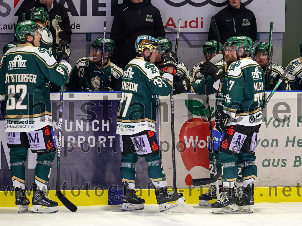 2025-12-05_074_TSV_Erding_gegen_Stuttgart_Rebels | Erding, Deutschland, 05.12.2025:Eishockey, Oberliga Süd 2025 / 2026, 23. Spieltag, TSV Erding gegen Stuttgart Rebels, Endergebnis: 5:6Moritz Köttstorfer (Erding Gladiators, #82), Thomas Matheson (Erding Gladiators, #37), Philipp Michl (Erding Gladiators, #77)Foto: Christian Riedel / fotografie-riedel.net